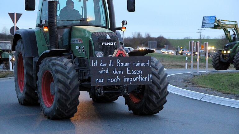 Rund 200 Landwirte und Winzer demonstrierten am Freitagabend in Volkach gegen die Spar-Pläne der Bundesregierung. Die Sternfahrt führte auch durch den Kreisverkehr beim Aldi. Rund 200 Landwirte und Winzer demonstrierten am Freitagabend in Volkach gegen die Spar-Pläne der Bundesregierung. Die Sternfahrt führte auch durch den Kreisverkehr beim Aldi.