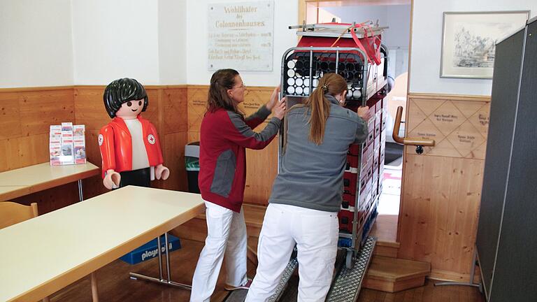 Blutspende beim Roten Kreuz in Bad Kissingen - Mit Rollwagen wird alles Notwendige vom Lastwagen in den Saal transportiert. Blutspende beim Roten Kreuz in Bad Kissingen - Mit Rollwagen wird alles Notwendige vom Lastwagen in den Saal transportiert.