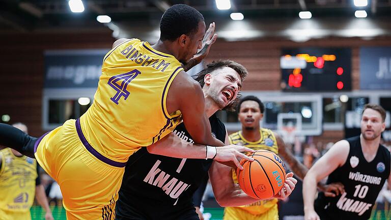 Zac Seljaas (Mitte) von den Würzburg Baskets beim Champions-League-Hinspiel gegen Holons Marcus Bingham, der mittlerweile den israelischen Klub verlassen hat. Zac Seljaas (Mitte) von den Würzburg Baskets beim Champions-League-Hinspiel gegen Holons Marcus Bingham, der mittlerweile den israelischen Klub verlassen hat.