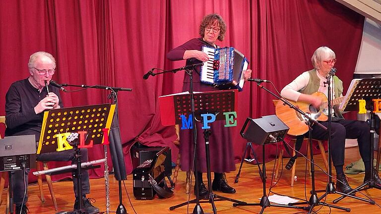 Das 'Klimperer-Musik-Projekt' aus Würzburg gestaltete die Abendgesänge im Pastoralen Raum Gemünden im Huttenschloss mit irischer Musik und Liedermacherstücken zum Thema 'Noch so viel Himmel'. Das 'Klimperer-Musik-Projekt' aus Würzburg gestaltete die Abendgesänge im Pastoralen Raum Gemünden im Huttenschloss mit irischer Musik und Liedermacherstücken zum Thema 'Noch so viel Himmel'.
