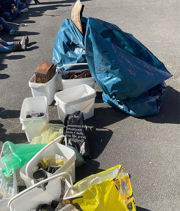 Säcke voller Müll sammelten die Schülerinnen und Schüler der Grundschule Urspringen bei der Müllsammelaktion.