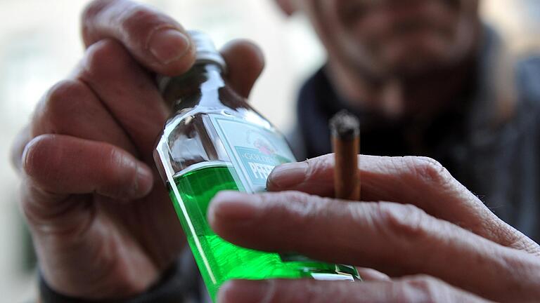 Der Teufel hat den Schnaps gemacht – und der führt, zu reichlich genossen, zu mancher Straftat. Zum Beispiel zu jener schweren Körperverletzung, die sich am 1. April 2019 in einer Stadt im Landkreis Bad Kissingen ereignet hat. Der Teufel hat den Schnaps gemacht – und der führt, zu reichlich genossen, zu mancher Straftat. Zum Beispiel zu jener schweren Körperverletzung, die sich am 1. April 2019 in einer Stadt im Landkreis Bad Kissingen ereignet hat.