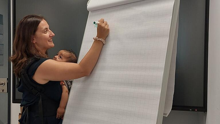 'Wie Baby und Business vereinen?', fragte sich Jasmin Wild. Schon vier Monate nach der Geburt ging es für sie aufgrund ihrer Selbstständigkeit als Führungskräftementorin auf Kundenbesuche – mit dabei ihr kleiner Sohn. 'Wie Baby und Business vereinen?', fragte sich Jasmin Wild. Schon vier Monate nach der Geburt ging es für sie aufgrund ihrer Selbstständigkeit als Führungskräftementorin auf Kundenbesuche – mit dabei ihr kleiner Sohn.