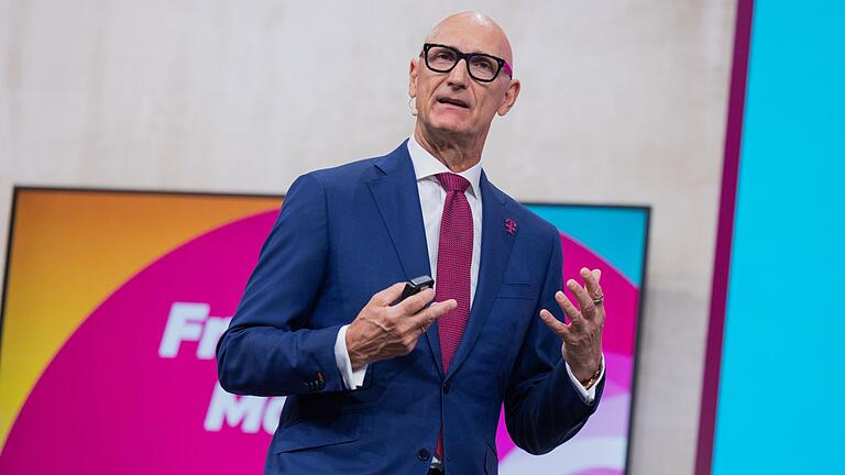 Telekom-Chef Höttges       -  Telekom-Chef Tim Höttges spricht auf der Hauptversammlung seiner Firma in Bonn.