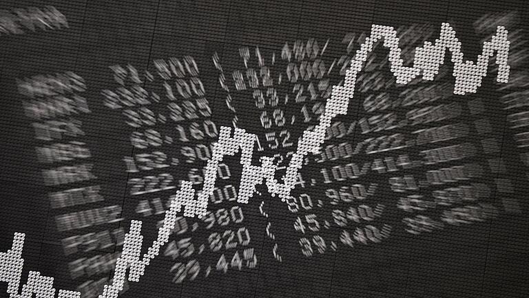 Wertpapierbörse in Frankfurt am Main       -  Weniger Menschen in Deutschland investieren in Aktien (Symbolbild).