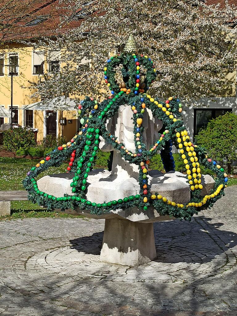 Osterbrunnen im Rathausinnenhof Zell am Main.
