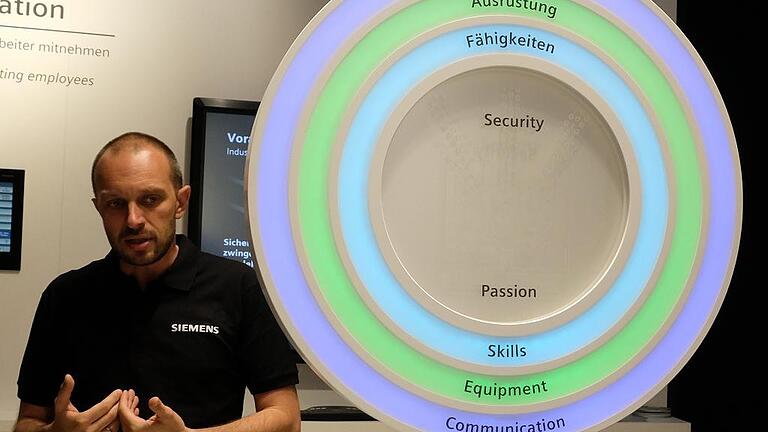 Der Produktionskreislauf wird digitalisiert: Was das für den Werkzeugmaschinenbau bedeutet, wird in der „Arena der Digitalisierung“ am Bad Neustädter Siemens-Standort deutlich. Diese Woche wurden rund 50 Journalisten aus ganz Europa von Siemens-Mitarbeitern (im Bild Dominik Busch) über die Erfolge des digitalen Wandels informiert. Der Produktionskreislauf wird digitalisiert: Was das für den Werkzeugmaschinenbau bedeutet, wird in der „Arena der Digitalisierung“ am Bad Neustädter Siemens-Standort deutlich. Diese Woche wurden rund 50 Journalisten aus ganz Europa von Siemens-Mitarbeitern (im Bild Dominik Busch) über die Erfolge des digitalen Wandels informiert.