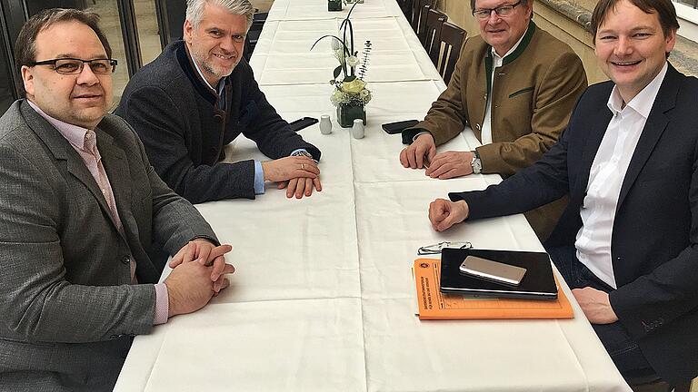Die Fahrt zur Klausurtagung der CSU nach Schloß Banz hat sich gelohnt. Unser Bild zeigt von links Bürgermeister Michael Custodis, Landtagsabgeordneten Steffen Vogel, Innenstaatssekretär Gerhard Eck und den Bayerischen Bauminister Hans Reichhart. Die Fahrt zur Klausurtagung der CSU nach Schloß Banz hat sich gelohnt. Unser Bild zeigt von links Bürgermeister Michael Custodis, Landtagsabgeordneten Steffen Vogel, Innenstaatssekretär Gerhard Eck und den Bayerischen Bauminister Hans Reichhart.