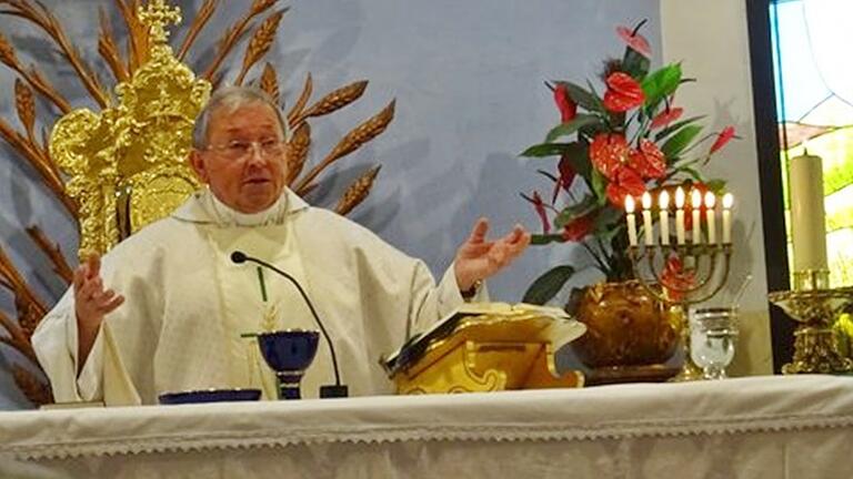 Pfarrer Alfred Scheller beim Gottesdienst in seiner Kirche in Marbella Pfarrer Alfred Scheller beim Gottesdienst in seiner Kirche in Marbella
