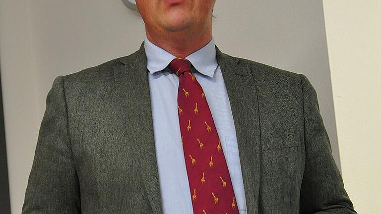 Götz Freiherr von Rotenhan, Vizepräsident des Bayerischen Waldbesitzerverbandes, bei seinem Vortrag zum Thema Jagd und Waldumbau während der Jahreshauptversammlung der Forstbetriebsgemeinschaft Haßberge am Donnerstag in Rügheim.