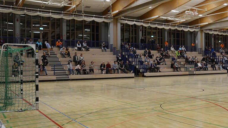 Ein Bild aus dem Oktober 2020 zwischen erster und zweiter Coronawelle: Damals durften beim Männer-Bayernligaspiel des TSV Lohr gegen die SG DJK Rimpar II die Tribünen der Spessarttorhalle nur zu 25 Prozent ausgelastet sein. Möglich, dass der Verband in dieser Woche ähnliche Beschränkungen beschließt. Ein Bild aus dem Oktober 2020 zwischen erster und zweiter Coronawelle: Damals durften beim Männer-Bayernligaspiel des TSV Lohr gegen die SG DJK Rimpar II die Tribünen der Spessarttorhalle nur zu 25 Prozent ausgelastet sein. Möglich, dass der Verband in dieser Woche ähnliche Beschränkungen beschließt.