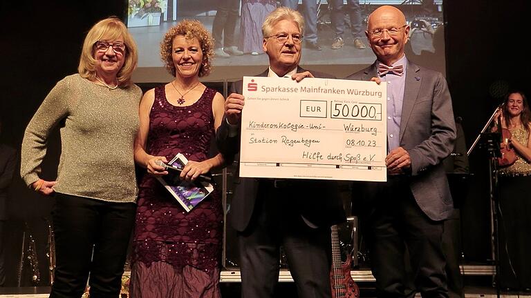 Bei der Scheckübergabe: (von links) Karin Rost von der Elterninitiative leukämie- und tumorkranker Kinder, die Organisatoren des Konzertes, Anne Kox-Schindelin und Helmut Strohmeier sowie Professor Paul-Gerhardt Schlegel von der Uniklinik Würzburg.