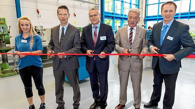 Eröffnung der neuen Bosch-Rexroth-Ausbildungswerkstatt: Von links Auszubildende Céline Danzer, Oberbürgermeister Sebastian Remelé, Kaufmännischer Leiter Linearsysteme Harald Krug, stellvertretender Landrat Peter Seifert, Ausbildungsleiter Bertram Wolf.