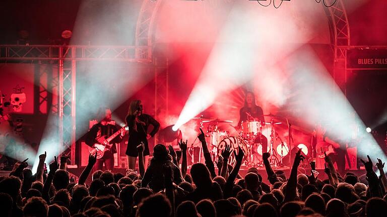 30. „Umsonst & Draussen“: 100.000 Musikfans feierten mit - Besucherrekord zum Jubiläum: Die Macher des U&D gehen von insgesamt 100 00 Besuchern aus. Das Wetter spielte den Veranstaltern dabei prima in die Karten. Und das, obgleich es beim U&D fast schon bittere Tradition war, dass es zumindest zeitweise an den Festivaltagen ordentlich regnete. Im Bild der Auftritt der Rockband „Blues Pills“. 30. „Umsonst & Draussen“: 100.000 Musikfans feierten mit - Besucherrekord zum Jubiläum: Die Macher des U&D gehen von insgesamt 100 00 Besuchern aus. Das Wetter spielte den Veranstaltern dabei prima in die Karten. Und das, obgleich es beim U&D fast schon bittere Tradition war, dass es zumindest zeitweise an den Festivaltagen ordentlich regnete. Im Bild der Auftritt der Rockband „Blues Pills“.