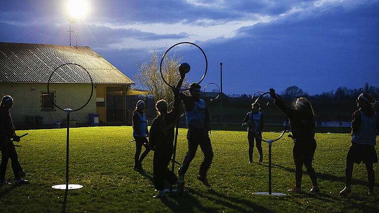 Quidditch: Magie auf dem Sportplatz - Obwohl sie nicht auf fliegenden Besen reiten, sind die Broom Breakers aus Feuerbach schnell unterwegs: Sie spielen Quidditch, den Sport aus der Harry-Potter-Saga. Quidditch: Magie auf dem Sportplatz - Obwohl sie nicht auf fliegenden Besen reiten, sind die Broom Breakers aus Feuerbach schnell unterwegs: Sie spielen Quidditch, den Sport aus der Harry-Potter-Saga.