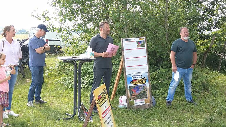 Info-Rundgang 'gegen einen neuen Steinbruch' in Lindelbach mit dem Vorstand der Bürgerinitiative (von links) Michelle Orend, Joachim Pflaum, Michael Jäger und Christian Klühspieß. Info-Rundgang 'gegen einen neuen Steinbruch' in Lindelbach mit dem Vorstand der Bürgerinitiative (von links) Michelle Orend, Joachim Pflaum, Michael Jäger und Christian Klühspieß.