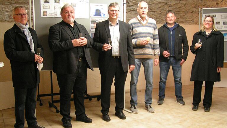 Im kleinen Kreis wurde die Eröffnung des Rathauskellers von Winterhausen gefeiert, von links: Gemeinderat Peter Teufel, zweiter Bürgermeister Matthias Wieser, Markus Höfling (Projektleiter vom Amt für Ländliche Entwicklung), der frühere Bürgermeister Wolfgang Mann, die Gemeinderatsmitglieder Klaus Trunk und Anja Renz.