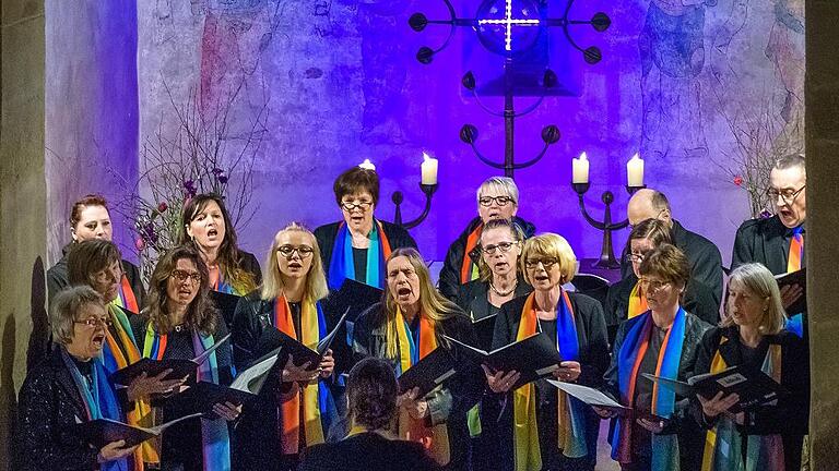 Der Gospelchor &bdquo;Rainbow&ldquo; aus Sondheim eröffnete den musikalischen Abend.
