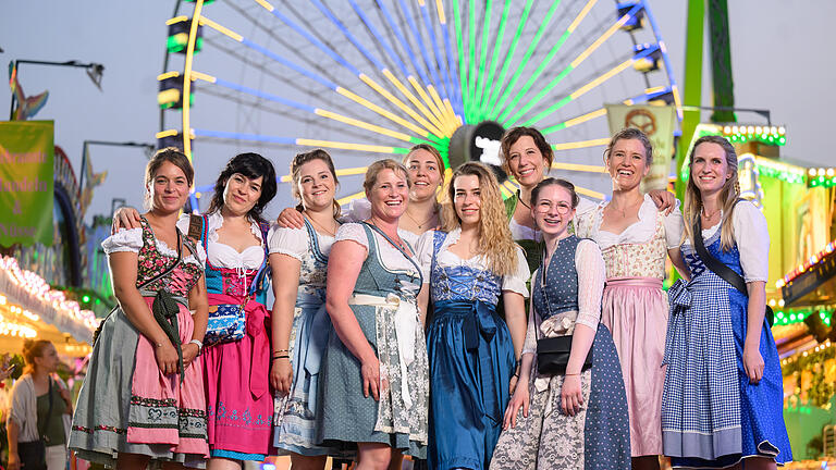 Ein Abend auf dem Kiliani       -  Zahlreiche Besucher tummeln sich am Montag Abend (10.07.23) auf dem Kiliani Volksfest an der Talavera in Würzburg.