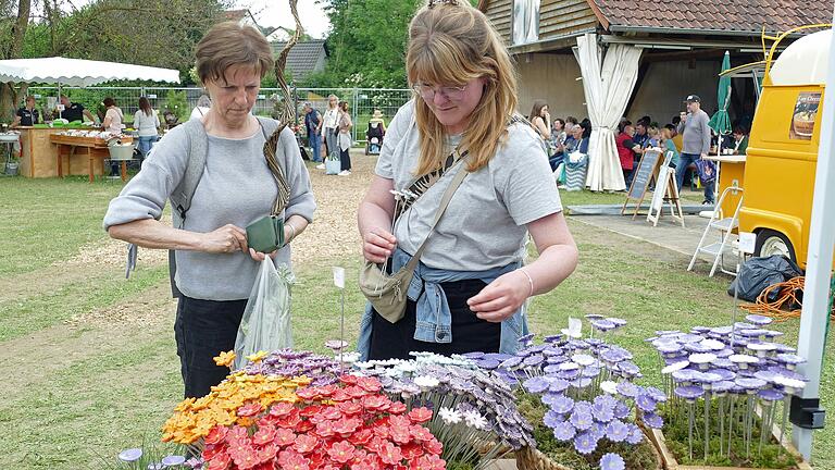 Auf reges Besucherinteresse stieß auch die diesjährige Kunst- und Gartenmesse in Arnstein. Auf reges Besucherinteresse stieß auch die diesjährige Kunst- und Gartenmesse in Arnstein.