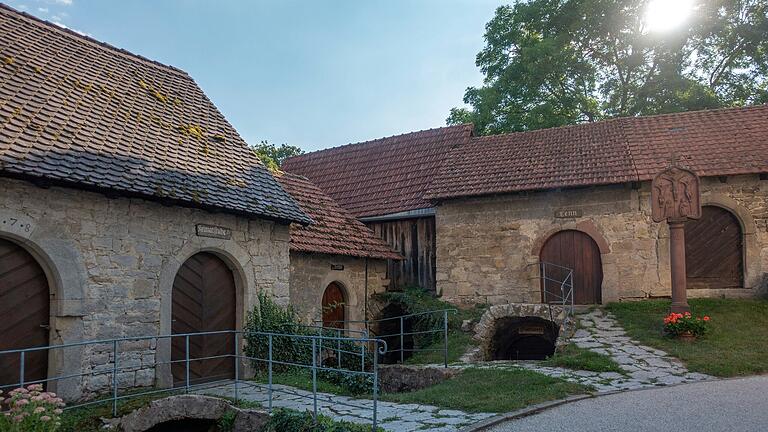 Die historische Kirchenburg in Aschfeld wurde über die Jahrhunderte auf ganz unterschiedliche Arten genutzt. Die historische Kirchenburg in Aschfeld wurde über die Jahrhunderte auf ganz unterschiedliche Arten genutzt.