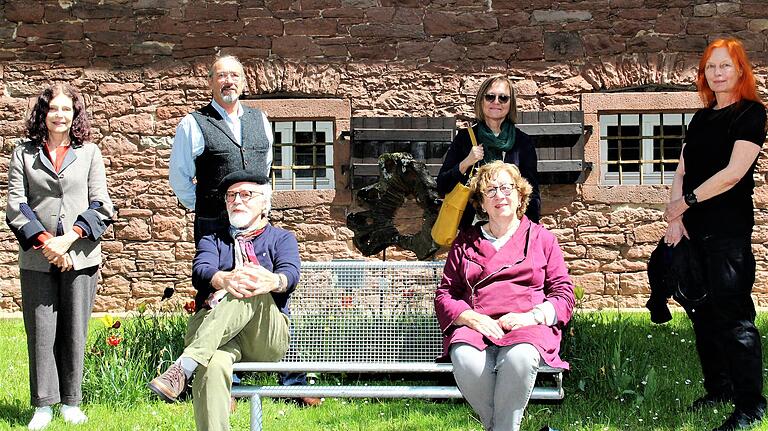Sechs der acht Kunstschaffenden des BBK Südhessen trafen sich mit gebührendem Abstand zur Ausstellungseröffnung im Westentaschenpark des Franck-Hauses, von links: Dominique Chapuis, Lothar Steckenreiter, Klaus Kiefer, Francisca Hausch (beide sitzend), Angela Schäfer und Isabel Franke. Sechs der acht Kunstschaffenden des BBK Südhessen trafen sich mit gebührendem Abstand zur Ausstellungseröffnung im Westentaschenpark des Franck-Hauses, von links: Dominique Chapuis, Lothar Steckenreiter, Klaus Kiefer, Francisca Hausch (beide sitzend), Angela Schäfer und Isabel Franke.