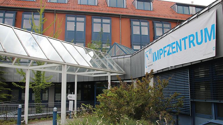 Die Nachfrage nach Booster-Impfungen im Rhön-Grabfelder Impfzentrum (Archivfoto) hat zuletzt deutlich genommen. Daher ist ab sofort wieder vorab ein Termin für den nächsten Pieks nötig. Die Nachfrage nach Booster-Impfungen im Rhön-Grabfelder Impfzentrum (Archivfoto) hat zuletzt deutlich genommen. Daher ist ab sofort wieder vorab ein Termin für den nächsten Pieks nötig.