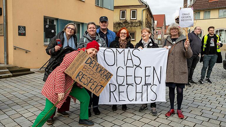 Mit dabei bei der Kundgebung in Gochsheim waren natürlich auch die 'Omas gegen Rechts', die in Haßfurt eine neue Gruppe gründeten. Mit dabei bei der Kundgebung in Gochsheim waren natürlich auch die 'Omas gegen Rechts', die in Haßfurt eine neue Gruppe gründeten.