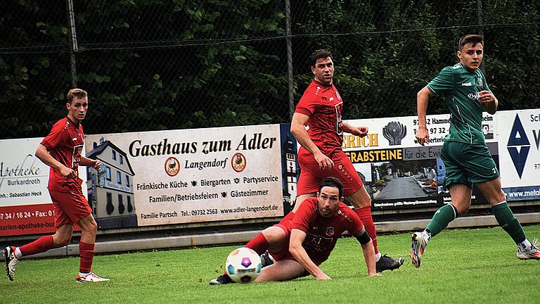 Testspiel: FC Fuchsstadt - TSV Abtswind - War im Testspiel gegen den TSV Abtswind einmal mehr ein umsichtiger Abwehrchef: Fuchsstadts Sebastian Bartel (vorne). Testspiel: FC Fuchsstadt - TSV Abtswind - War im Testspiel gegen den TSV Abtswind einmal mehr ein umsichtiger Abwehrchef: Fuchsstadts Sebastian Bartel (vorne).