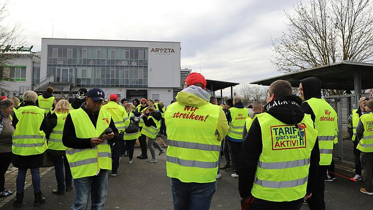 Rund 150 Beschäftigte beteiligten sich an dem vierstündigen Warnstreik vor dem Werkstor. Rund 150 Beschäftigte beteiligten sich an dem vierstündigen Warnstreik vor dem Werkstor.