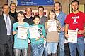 Trophäen für KSV-Gewichtheber: Klaus Höhn (von links), Bezirksvorsitzender das Bayerischen Gewichtheber- und Kraftsportverbandes, ehrt die Kitzinger Athleten Thomas Stöhr, Lukas Waldmann, Michael Amend, Lena Elmas Altinsoy, Norbert Graber, Katharina Fischer, Michael Fischer und Armin Uhl.