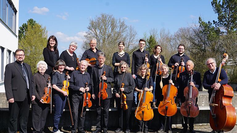 Das Rhön-Saale Orchester unter Leitung von Thomas Eckert (links)&nbsp; nimmt bald wieder seine Probentätigkeit wieder auf.