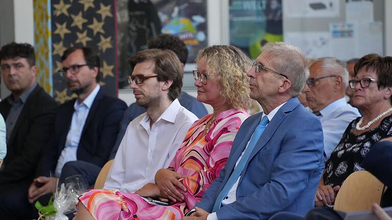 Oberstudiendirektor Wolfgang Klose mit seiner Frau Doris Jäger und seinem Sohn Ulrich bei der Verabschiedung in der Aula des Gymnasiums Bad Königshofen. Oberstudiendirektor Wolfgang Klose mit seiner Frau Doris Jäger und seinem Sohn Ulrich bei der Verabschiedung in der Aula des Gymnasiums Bad Königshofen.