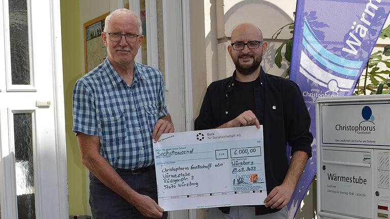 Auf dem Foto von links Andreas Lehmann (Beauftragter für Öffentlichkeitsarbeit der neuapostolischen Kirchengemeinde Würzburg), Moritz Maier (Leiter der Wärmestube).