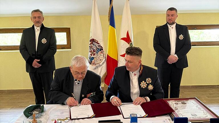 BSB Kreisvorsitzender Rainer Schmitt und Großmeister des Ordens St. Martin beim Unterschreiben des Freundschaftsdokuments. BSB Kreisvorsitzender Rainer Schmitt und Großmeister des Ordens St. Martin beim Unterschreiben des Freundschaftsdokuments.