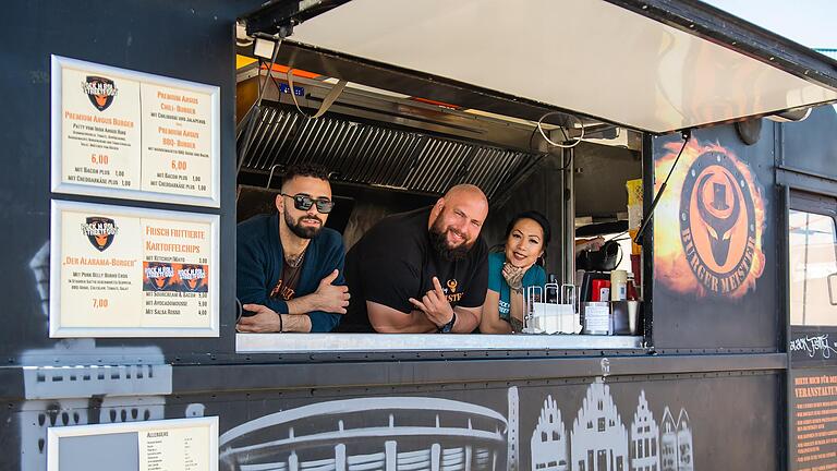 Zahlreiche Besucher kamen zum fünften Street Food Festival nach Giebelstadt. Neben Burgern, wie hier beim Truck des 'Burger Meisters', gab es noch viele andere Leckereien zu entdecken. Zahlreiche Besucher kamen zum fünften Street Food Festival nach Giebelstadt. Neben Burgern, wie hier beim Truck des 'Burger Meisters', gab es noch viele andere Leckereien zu entdecken.