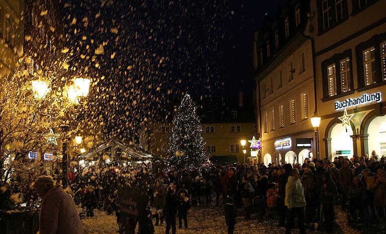Eine Schneekanone sorgte zu jeder vollen Stunde am Marktplatz für winterliche Atmosphäre. Eine Schneekanone sorgte zu jeder vollen Stunde am Marktplatz für winterliche Atmosphäre.