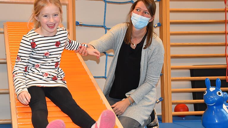 Kinder brauchen viel Bewegung. Das macht nicht nur Spaß, sondern bringt auch Sicherheit. Sozialpädagogin Kristina Bub und Mathilda zeigen, wie das zum Beispiel auf der Rollenrutsche geht. Kinder brauchen viel Bewegung. Das macht nicht nur Spaß, sondern bringt auch Sicherheit. Sozialpädagogin Kristina Bub und Mathilda zeigen, wie das zum Beispiel auf der Rollenrutsche geht.
