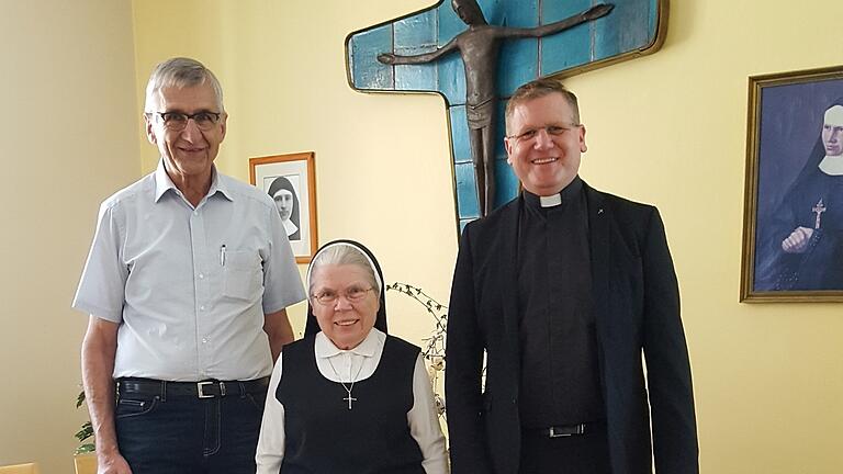 Pfarrer Frank Mathiowetz (rechts) und Alois Gensler fuhren nach Schweinfurt, um Schwester Ludgera Usleber zum 80. Geburtstag zu gratulieren. Pfarrer Frank Mathiowetz (rechts) und Alois Gensler fuhren nach Schweinfurt, um Schwester Ludgera Usleber zum 80. Geburtstag zu gratulieren.