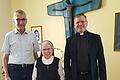 Pfarrer Frank Mathiowetz (rechts) und Alois Gensler fuhren nach Schweinfurt, um Schwester Ludgera Usleber zum 80. Geburtstag zu gratulieren.