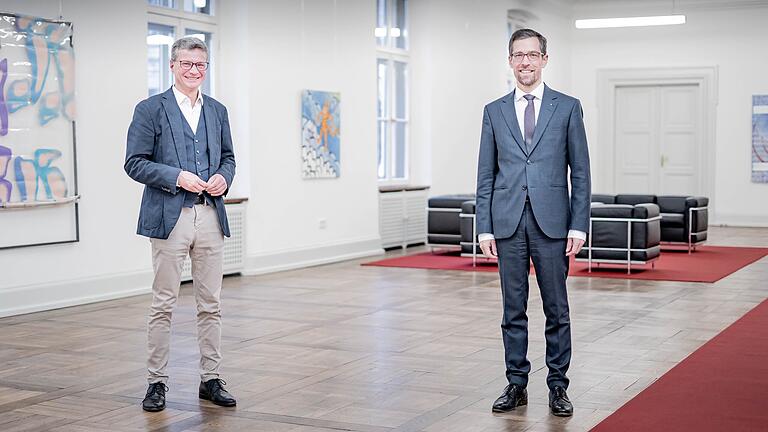 Bernd Sibler (links) freute sich, dass Marcus Rudolf Axt bis 2020 Intendant in Bamberg bleibt. Bernd Sibler (links) freute sich, dass Marcus Rudolf Axt bis 2020 Intendant in Bamberg bleibt.