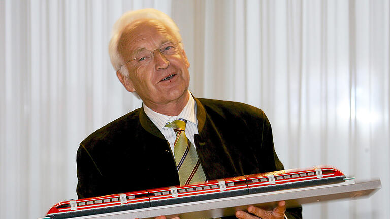 Transrapid-Stoiber.jpeg - Edmund Stoibers legendäre Transrapid-Rede schaffte es sogar ins Kabarett. Transrapid-Stoiber.jpeg - Edmund Stoibers legendäre Transrapid-Rede schaffte es sogar ins Kabarett.