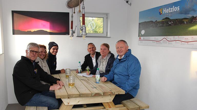 Als Unterschlupf und Servicestation für Wanderer, Biker aber auch die Dorfgemeinschaft wurde das leer stehende Feuerwehrhaus in Hetzlos umfunktioniert. Über die Revitalisierung freuen sich (v.l.) Klaus, Stephanie und Johannes Kunder sowie Bürgerme...       -  Als Unterschlupf und Servicestation für Wanderer, Biker aber auch die Dorfgemeinschaft wurde das leer stehende Feuerwehrhaus in Hetzlos umfunktioniert. Über die Revitalisierung freuen sich (v.l.) Klaus, Stephanie und Johannes Kunder sowie Bürgermeister Mario Götz, Christine Pfaff vom Bayernwerk und Landrat Thomas Bold.