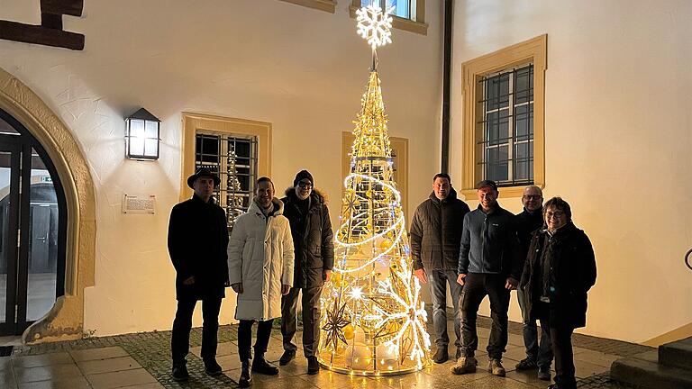 Von der neuen Weihnachtsbaum-Installation im Innenhof des Bürgerspitals waren die Verantwortlichen, darunter Bürgermeister Thorsten Wozniak (im Bild mit weißem Mantel), besonders angetan. Von der neuen Weihnachtsbaum-Installation im Innenhof des Bürgerspitals waren die Verantwortlichen, darunter Bürgermeister Thorsten Wozniak (im Bild mit weißem Mantel), besonders angetan.