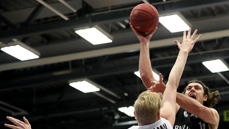 Vierter Saisonsieg für die Baskets       -  Kampf am Korb: Würzburgs Kresimir Loncar (am Ball) versucht, zum Wurf zu kommen, wird aber von Vechtas Philipp Neumann behindert.