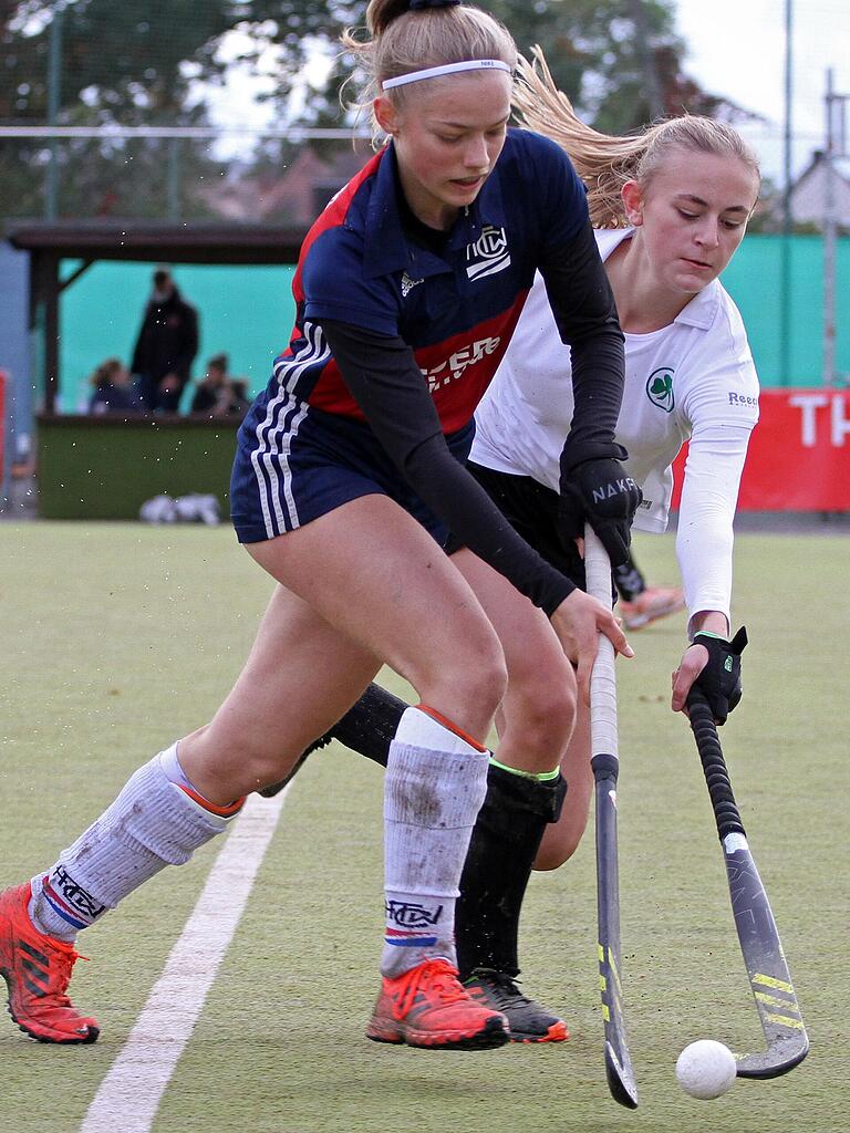 Nele Pöhler (vorne) im Oktober 2020 bei der Zwischenrunde zur Bayerischen Feldhockey-Meisterschaft der weiblichen U16-Jugend im Zweikampf gegen eine Fürther Spielerin. Nele Pöhler (vorne) im Oktober 2020 bei der Zwischenrunde zur Bayerischen Feldhockey-Meisterschaft der weiblichen U16-Jugend im Zweikampf gegen eine Fürther Spielerin.