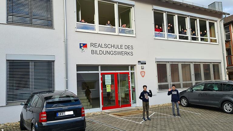 Die Realschule des Bildungswerks in Marktbreit. Im Bild winken Schülerinnen und Schüler aus den offenen Fenstern. Die Realschule des Bildungswerks in Marktbreit. Im Bild winken Schülerinnen und Schüler aus den offenen Fenstern.