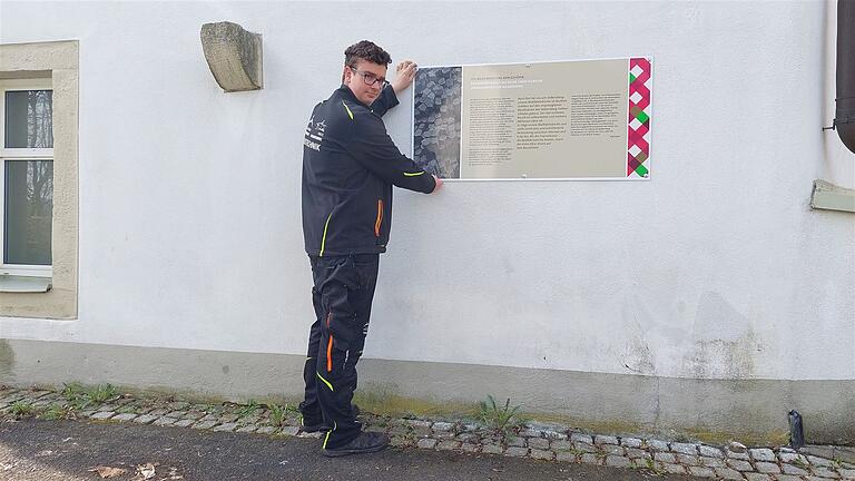 Bundesfreiwilligendienstleistender Bastian Brückner vom Volkersbergteam montiert die neue Informationstafel. Bundesfreiwilligendienstleistender Bastian Brückner vom Volkersbergteam montiert die neue Informationstafel.