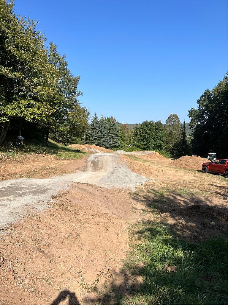 In Eigenleistung wurde in Burglauer ein Bike-Park für die Jugendlichen angelegt. In Eigenleistung wurde in Burglauer ein Bike-Park für die Jugendlichen angelegt.
