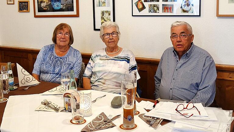 Die Zeitzeugen Elfriede Meyer und Hildegard Krämer aus Mittelsinn und Hugo Fassnacht aus Rieneck (von links) berichteten aus der Kriegszeit.
